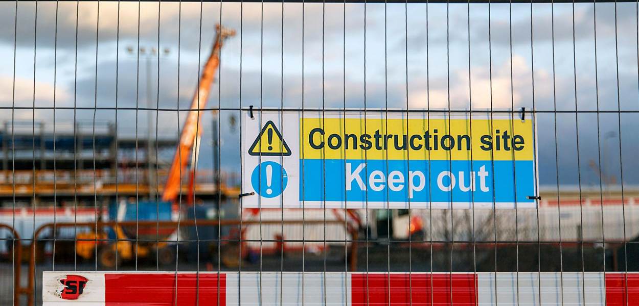 vaya frente una obra de construcción