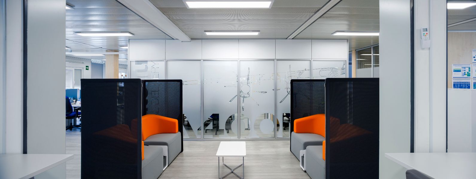 oficina prefabricada con sofás incorporados